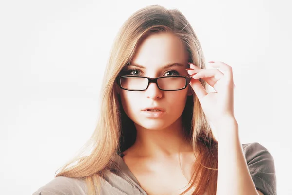 Σέξι ξανθιά γυναίκα με γυαλιά που έχουν απομονωθεί — Φωτογραφία Αρχείου