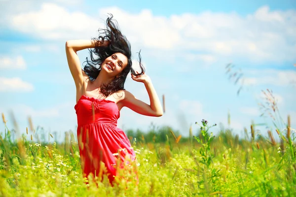 Heureuse belle femme dansant dans la prairie — Photo