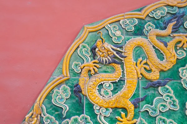 Dragón de cerámica en la pared, Ciudad Prohibida, Pekín —  Fotos de Stock