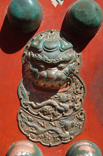 Лев докладно на двері, Заборонене місто, Пекін — стокове фото