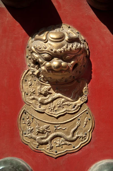 Leeuw figuur op rode deur, verboden stad, beijing — Stockfoto