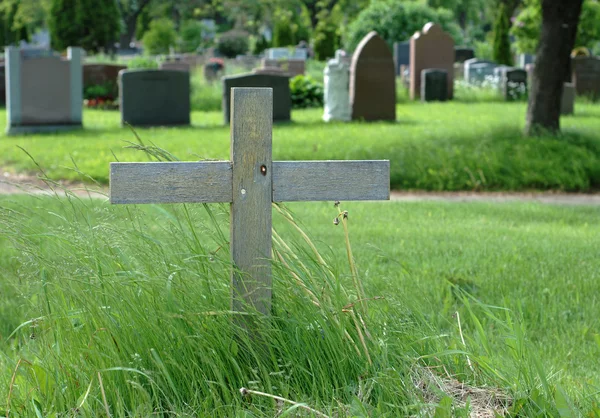 Drewno krzyż na cmentarzu — Zdjęcie stockowe