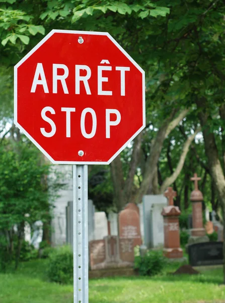 Stopbord in Frans en Engels talen — Stockfoto