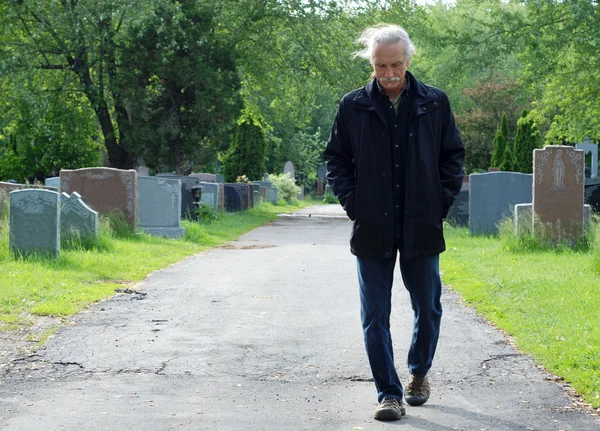 Hombre caminando en el cementerio — Foto de Stock