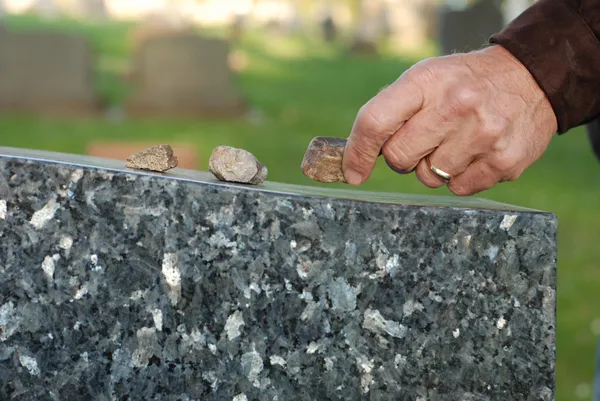 Placing stone on tombstone — Stock Photo, Image