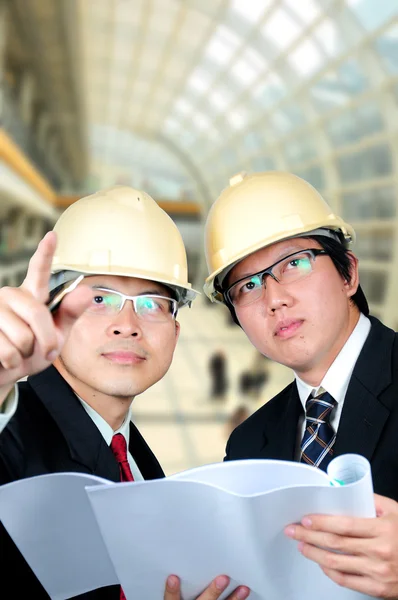 Two asia engineers discussed — Stock Photo, Image