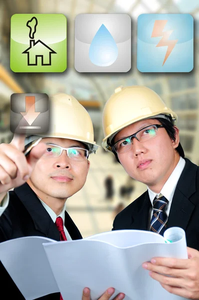 Dois engenheiros asiáticos discutidos — Fotografia de Stock