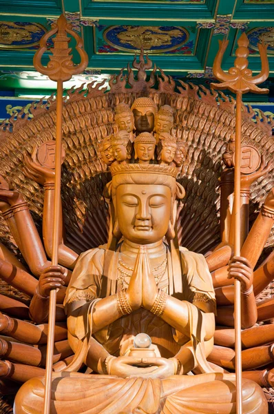 Estátua de ouro do Buda tailandês . — Fotografia de Stock