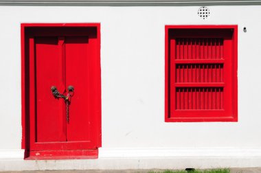 Kırmızı kapılı ve kırmızı bir pencere
