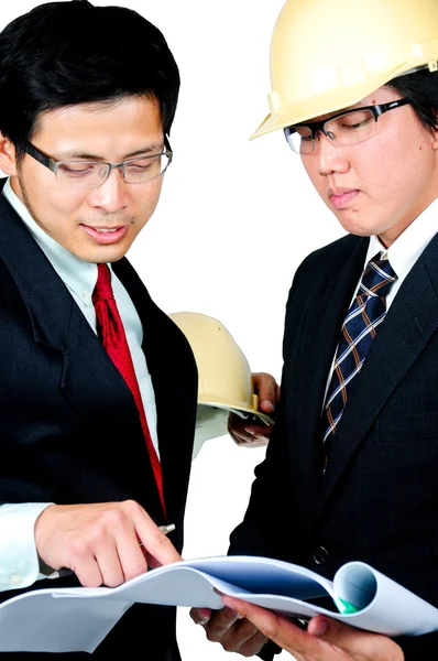 Deux ingénieurs asiatiques discutés — Photo