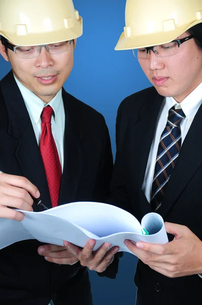Dva inženýři Asie diskutovali — Stock fotografie
