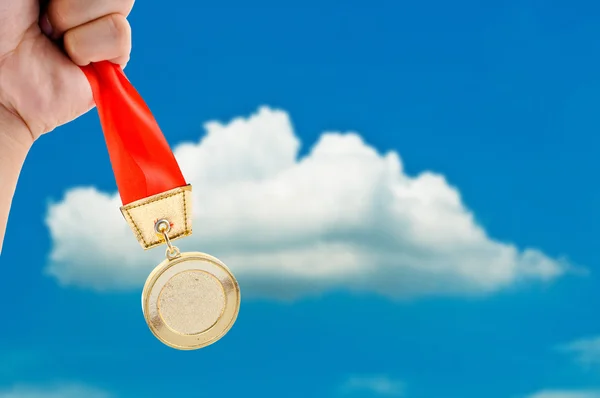 Αθλητική κρατώντας χρυσό μετάλλιο — Φωτογραφία Αρχείου