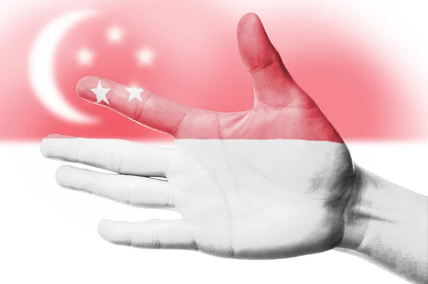 Ásia torcida com pintura bandeira nacional de Singapura com a mão — Fotografia de Stock