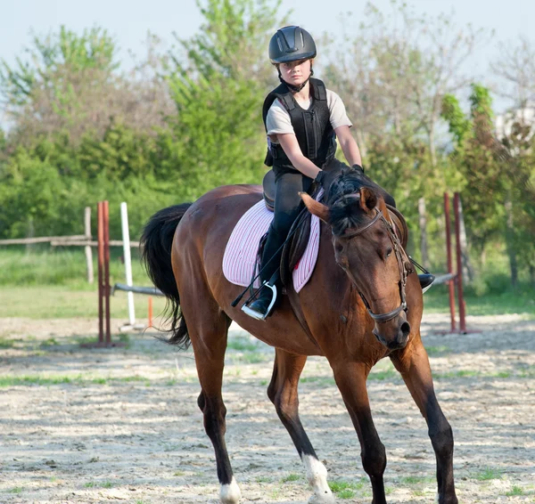 Gadis naik kuda — Stok Foto