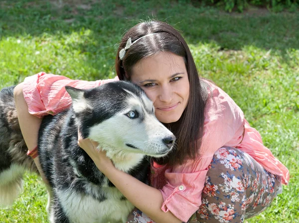 Menina e seu husky — Fotografia de Stock