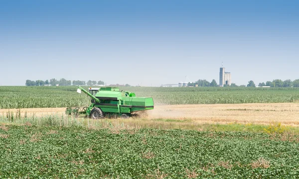 Combineer oogstmachine — Stockfoto