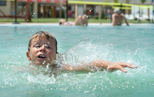 Liten pojke simning — Stockfoto