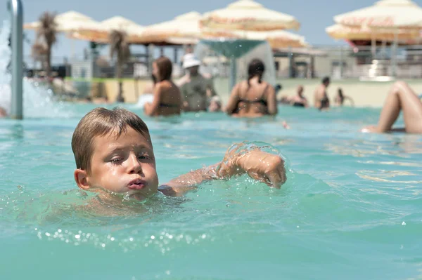 Μικρό αγόρι κολύμπι — Φωτογραφία Αρχείου