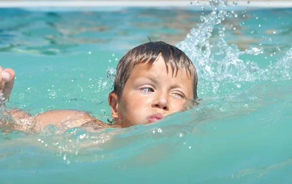 Liten pojke simning — Stockfoto