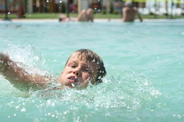 小男孩游泳 — 图库照片