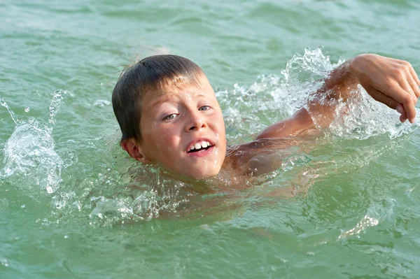 Küçük çocuk Yüzme — Stok fotoğraf