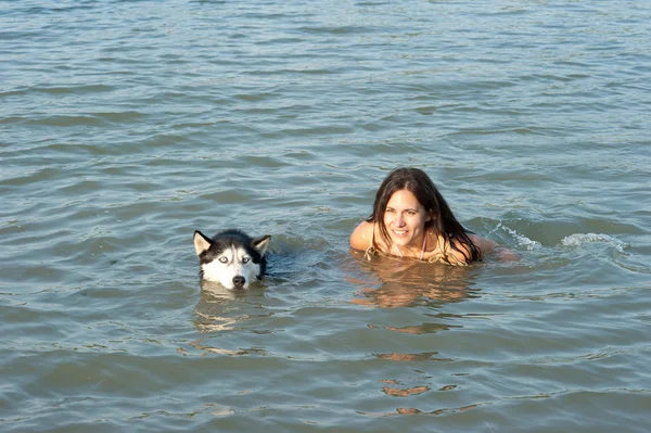 Menina com Husky cão — Fotografia de Stock