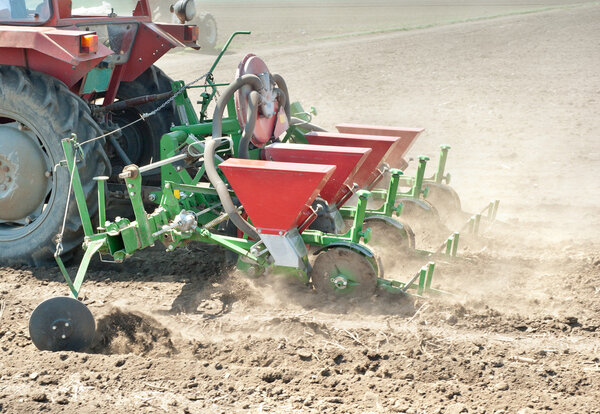 Трактор и сеялка
