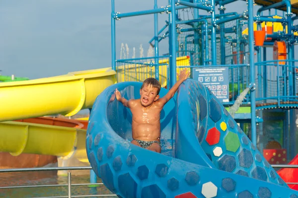 Pojke i aquapark — Stockfoto