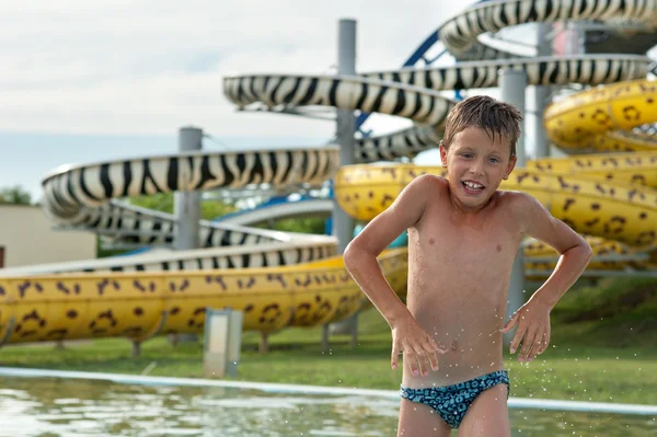 Pojke i aquapark — Stockfoto