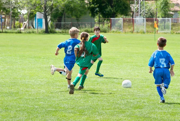 Barn som spelar fotboll — Stockfoto