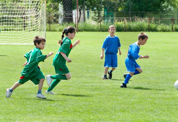 Niños jugando al fútbol — Foto de Stock