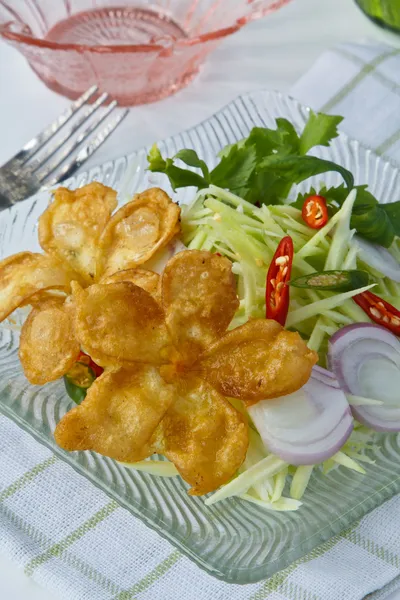 Thai ételek, sült virágok-mangó salátával — Stock Fotó