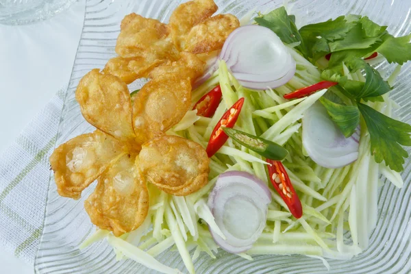 Thajské jídlo, smažené květy s mango salátem — Stock fotografie