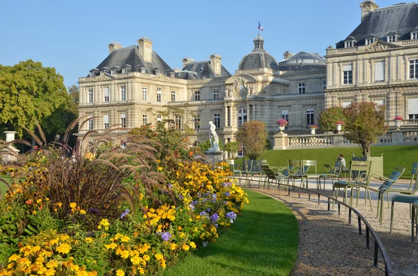 Edifício histórico francês em um parque público Fotos De Bancos De Imagens