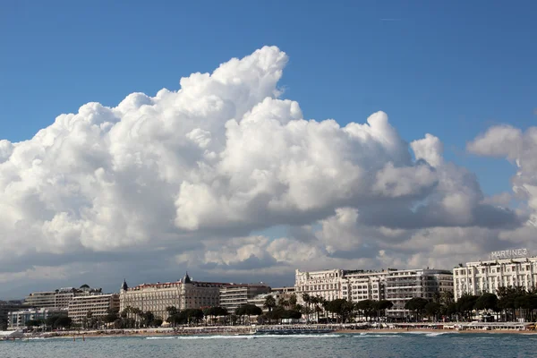 Bulutlar Cannes. Fransa ünlü cannes Körfezi — Stok fotoğraf