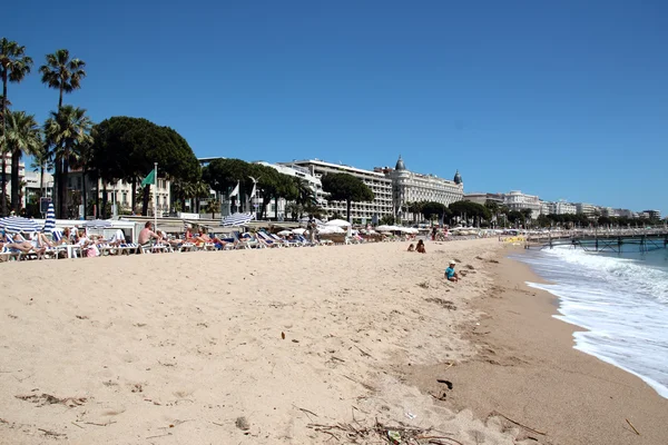 Beach goers cannes Akdeniz'in turkuaz su ve güneş keyfi, — Stok fotoğraf
