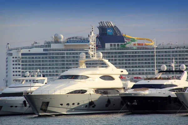 大型豪华游艇和客运邮轮渡船在戛纳港, — 图库照片