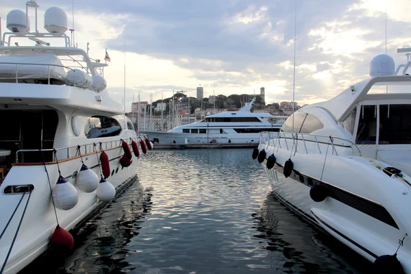 Grandes iates de luxo no porto de Cannes — Fotografia de Stock