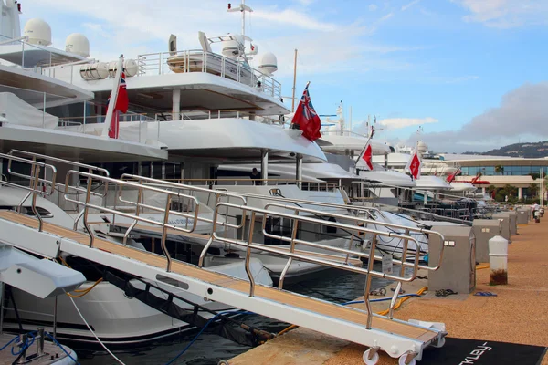 大型豪华游艇在戛纳港 — 图库照片