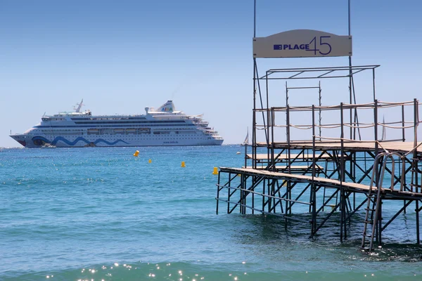 Barco de cruzeiro de passageiros se muda para o porto de Cannes — Fotografia de Stock