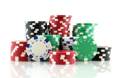Beyaz casino kumar fişleri yığını