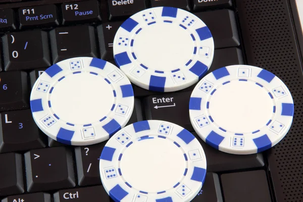Casino gokken chips op toetsenbord — Stockfoto