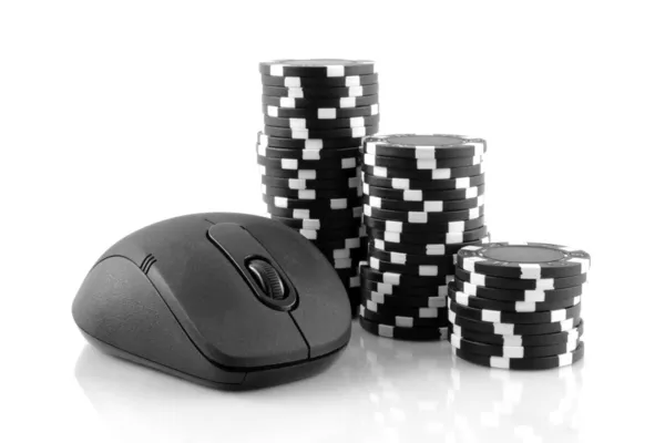 Online oyun ve kumar kavramı, fare ve siyah casino fişi — Stok fotoğraf