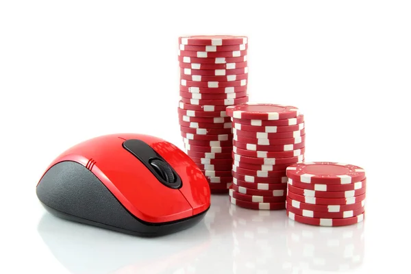 Rote Pokerchips mit Sparschwein auf weißem Hintergrund — Stockfoto
