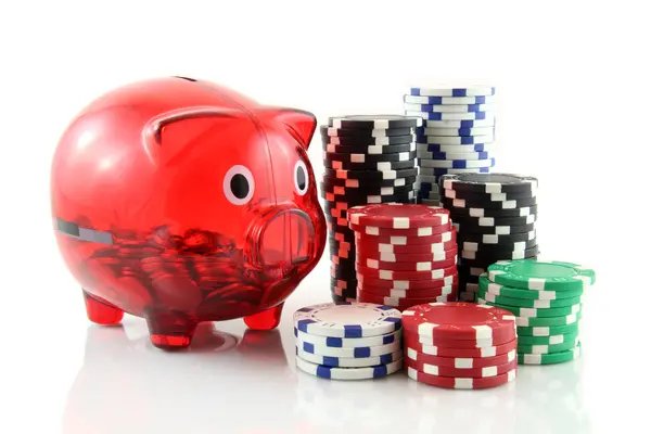 Fichas de póquer con una alcancía sobre un fondo blanco —  Fotos de Stock