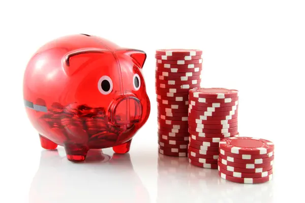 Rote Pokerchips mit Sparschwein auf weißem Hintergrund — Stockfoto