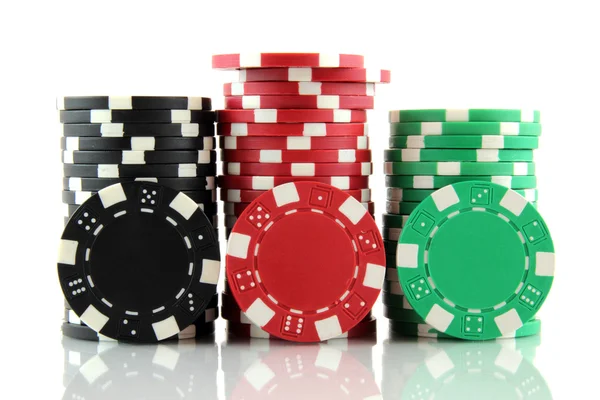 Beyaz casino kumar fişleri yığını — Stok fotoğraf