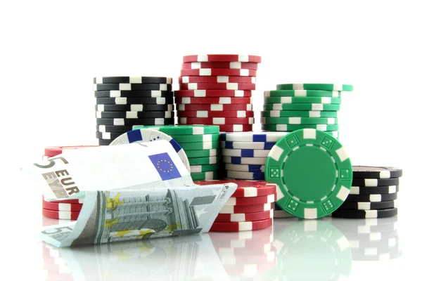 Pilha de fichas de jogo de casino com 5 notas de euro — Fotografia de Stock
