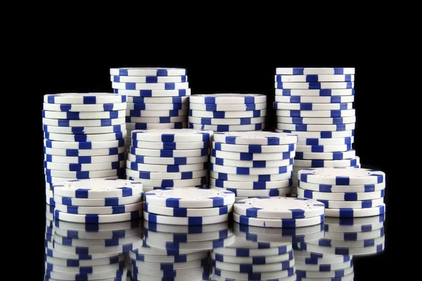 Pila di chip di gioco d'azzardo da casinò bianchi — Foto Stock