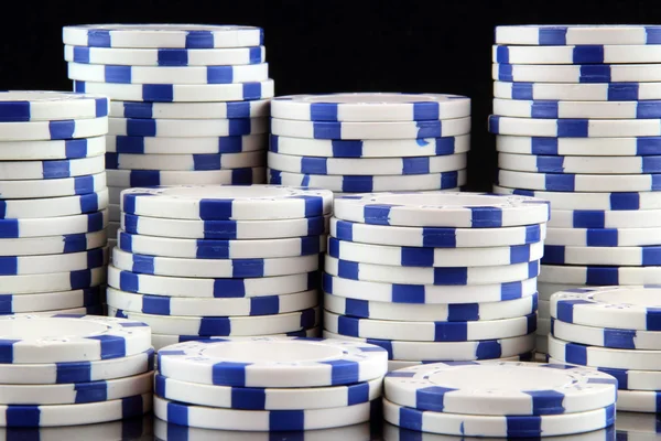 Beyaz casino kumar fişleri yığını — Stok fotoğraf